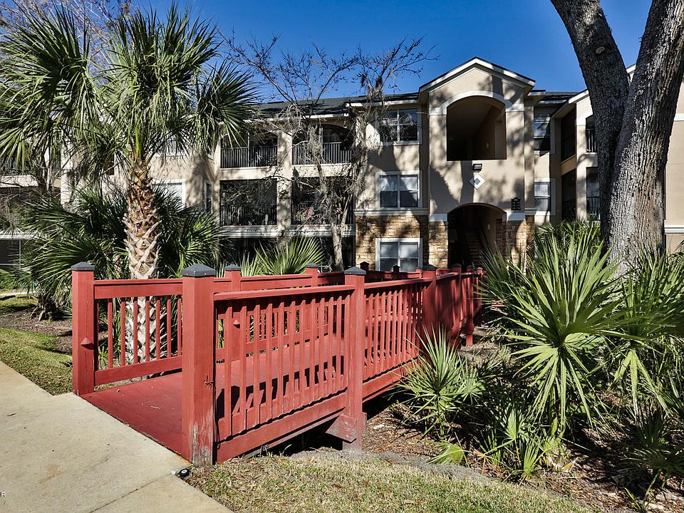 1st image of 940 Village Trl Unit 2-105