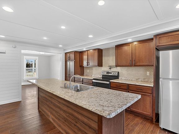 3rd image of 428 W Delavan Dr