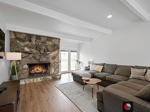 3rd image of 1987 E Gunderson Ln
