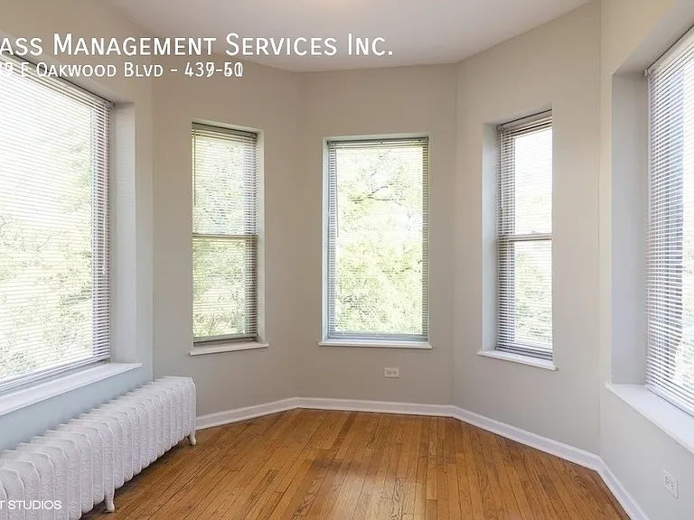 427-39 E Oakwood Blvd — Photo 36