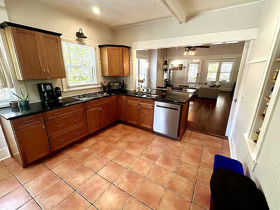 4th image of 102 10th Ave NE