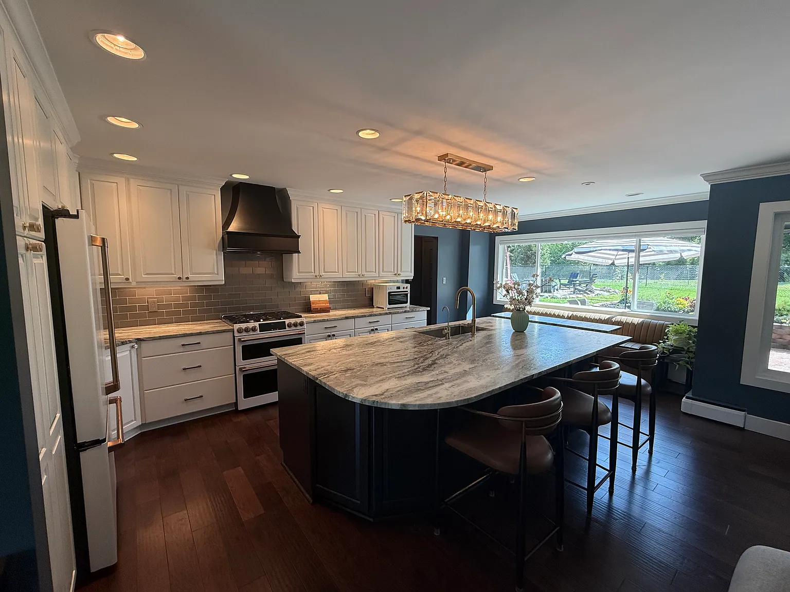 4 bed, 2457 sqft, $6,950 — Photo 2