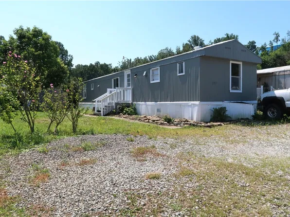 247 Colleen Ln, Jeannette, PA 15644