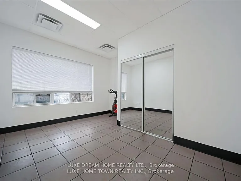 842 Dundas St W — Photo 10