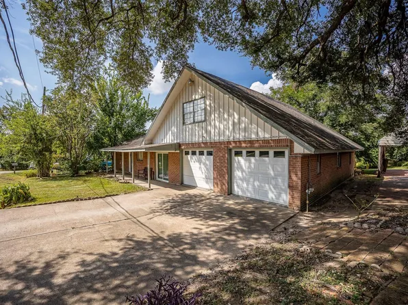 110 S 9th St, Highlands, TX 77562