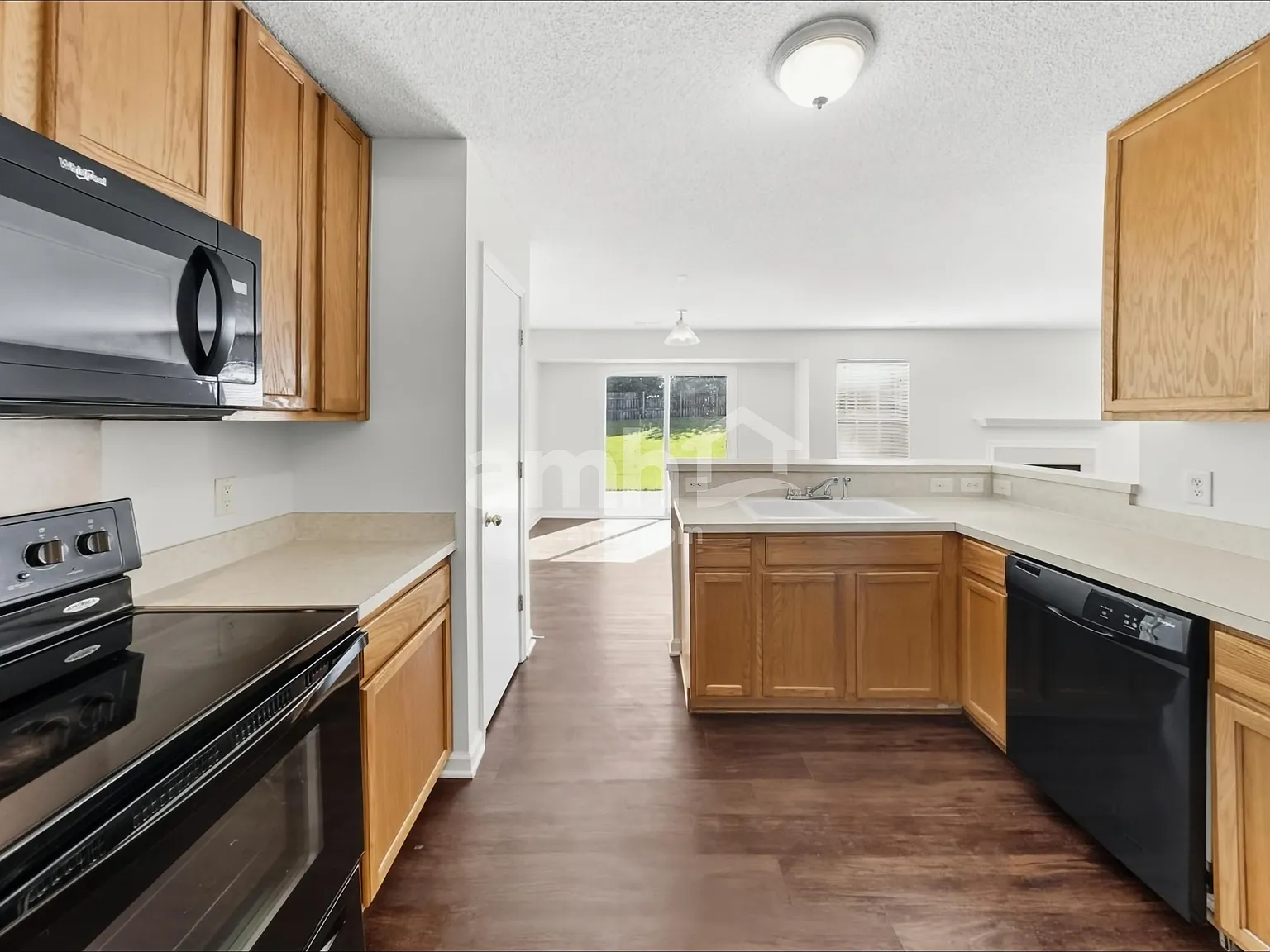 3 bed, 2.5 bath, 2124 sqft, $2,215 — Photo 4