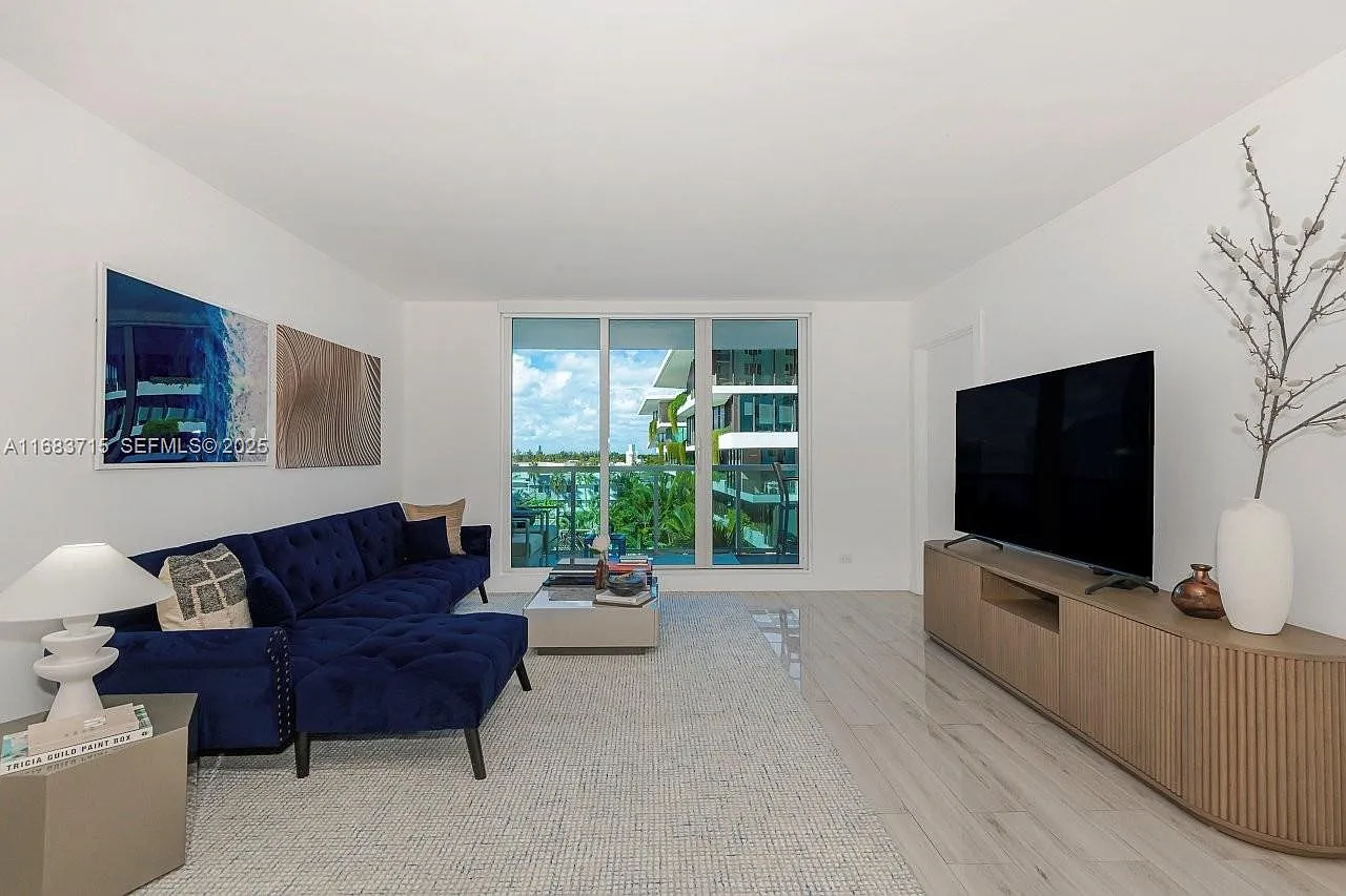 Roney Palace Condo — Photo 4
