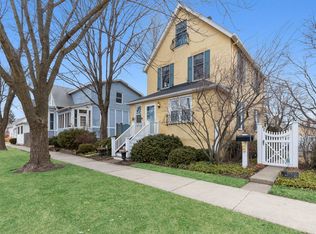 877 N McKinley Rd #2, Lake Forest, IL 60045