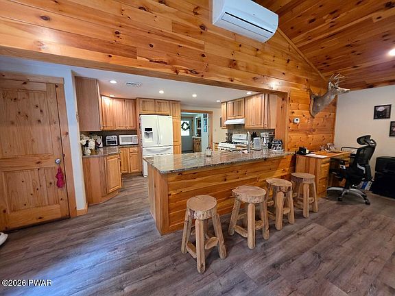 3rd image of 136 Gunstock Ln