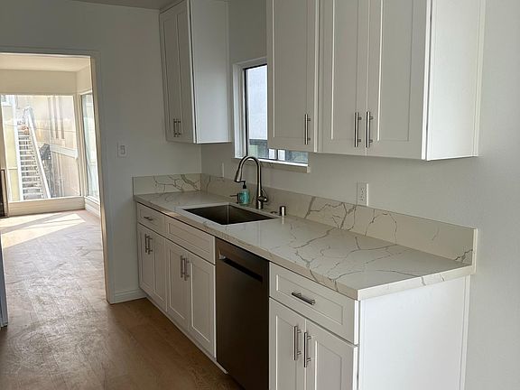 4th image of 209 Rosecrans Pl