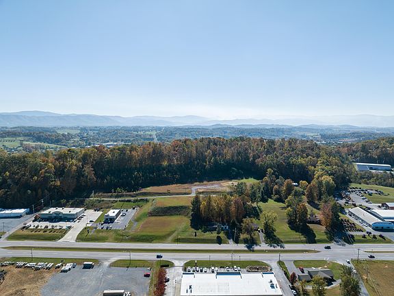 3rd image of 140 W Hills Dr