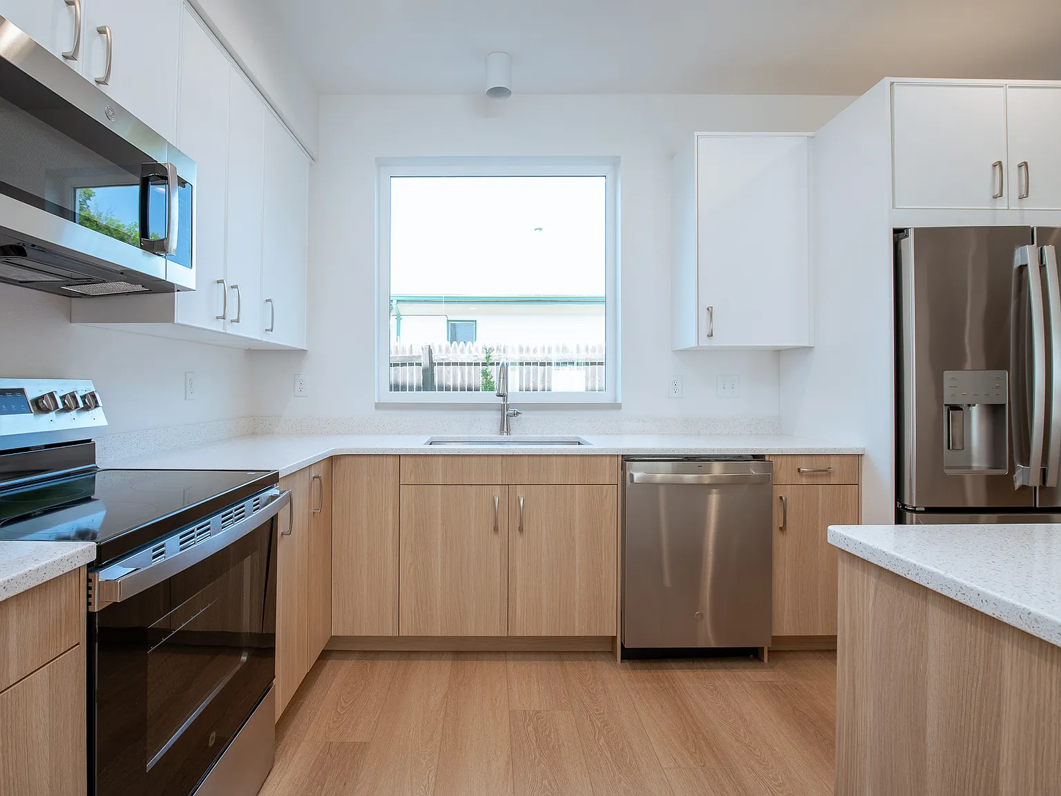 3 bed, 2.5 bath, 1680 sqft, $2,100 — Photo 2
