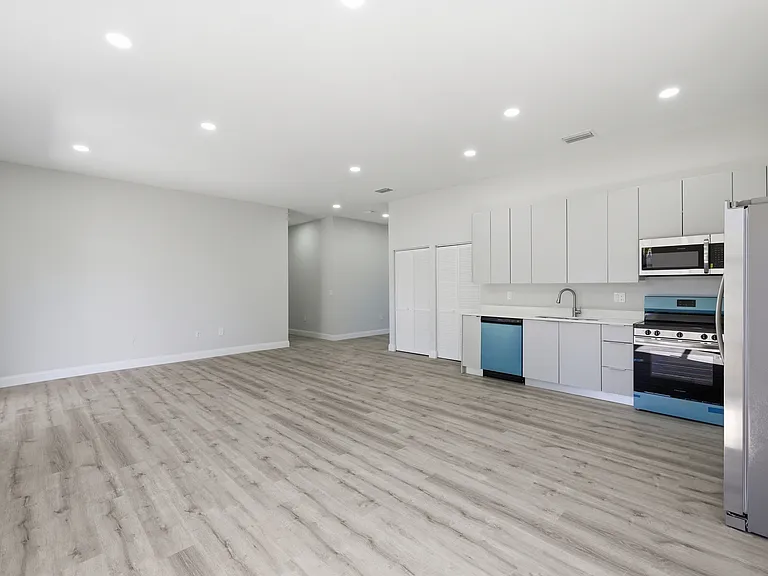 825 Carbon St E — Photo 21