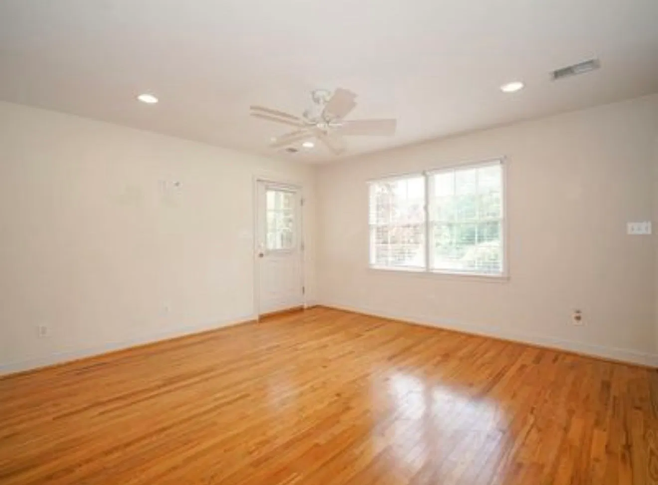 2 bed, 1050 sqft, $2,300 — Photo 4