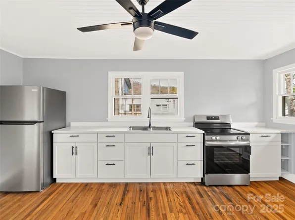 7 Ivy St, Burnsville, NC 28714