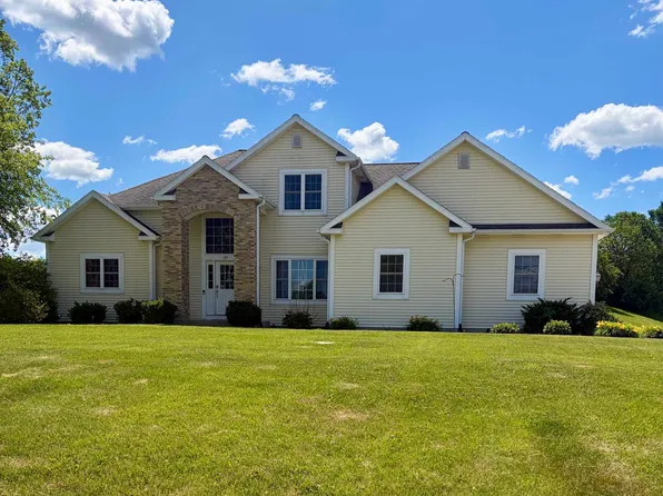 107 Red Fox Dr, Johnson Creek, WI 53038