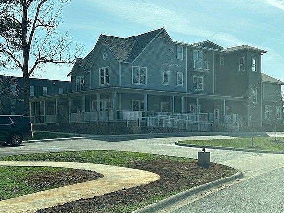 4th image of 390 N Cross Ave