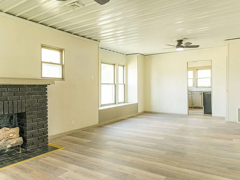 708 N Montgomery St — Photo 9