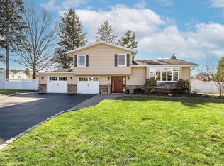 5 Sandra Ct, Glen Cove, NY 11542