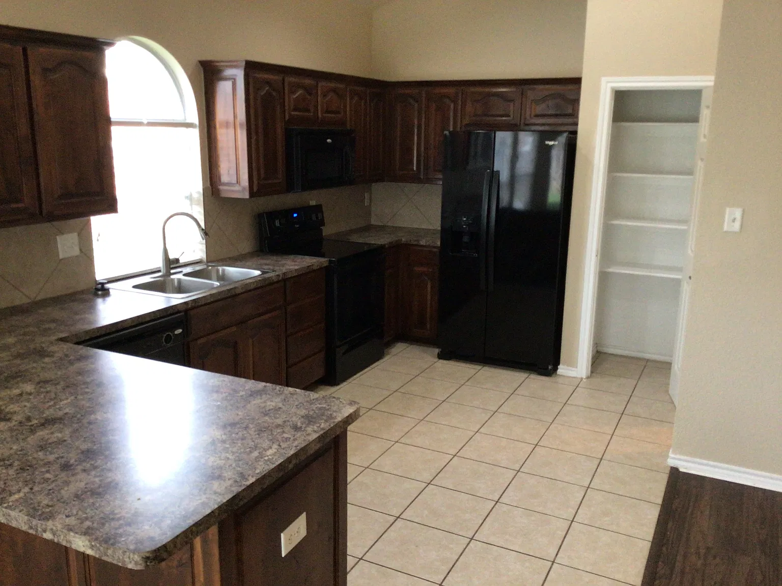 3 bed, 2.0 bath, 1616 sqft, $2,110 — Photo 2