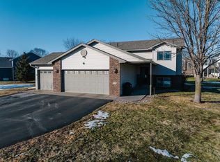 1040 Bridgeport Dr, Sartell, MN 56377