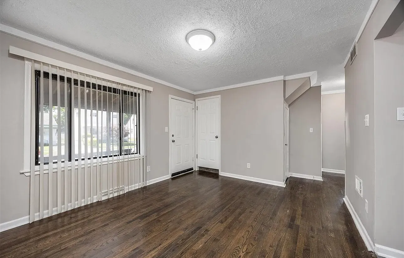 3 bed, 850 sqft, $1,500 — Photo 2