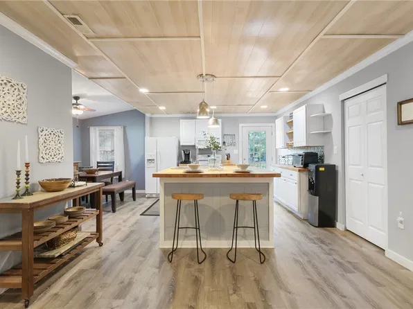 101 Huckleberry Dr, Hartfield, VA 23071