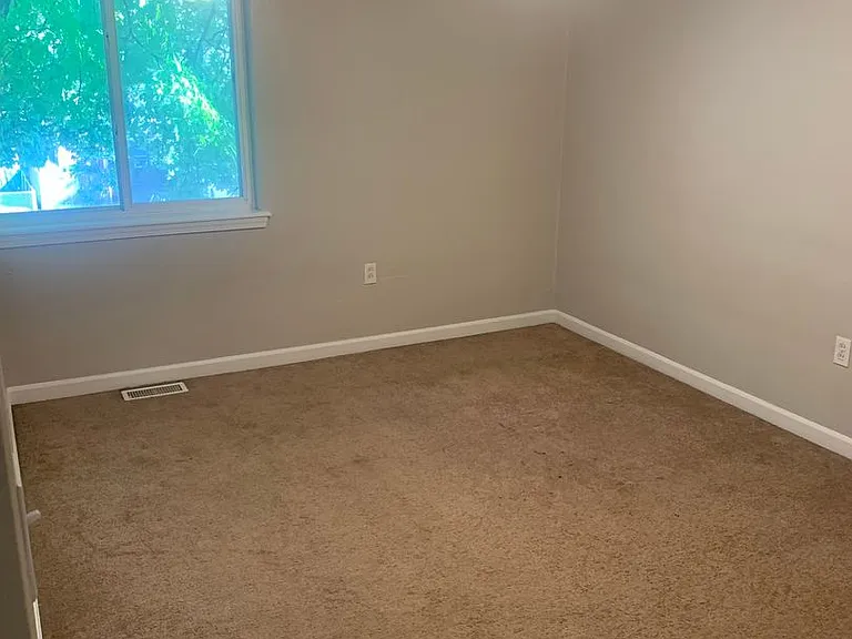518 Hillsboro Ave — Photo 7