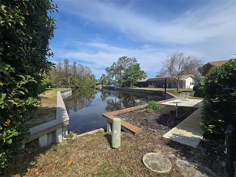300 Cypress Creek Cir — Photo 2