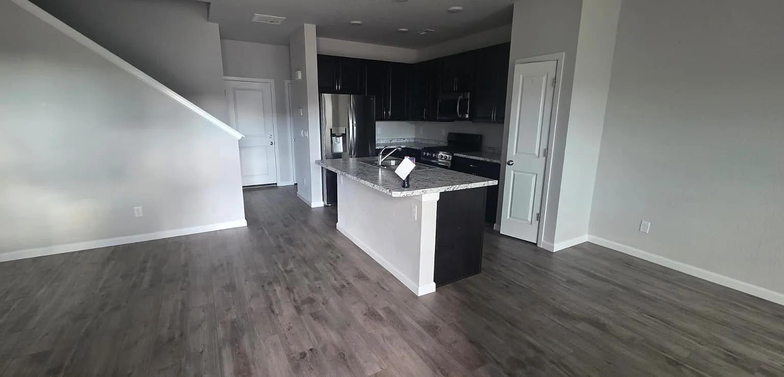 3 bed, 1400 sqft, $2,299 — Photo 2