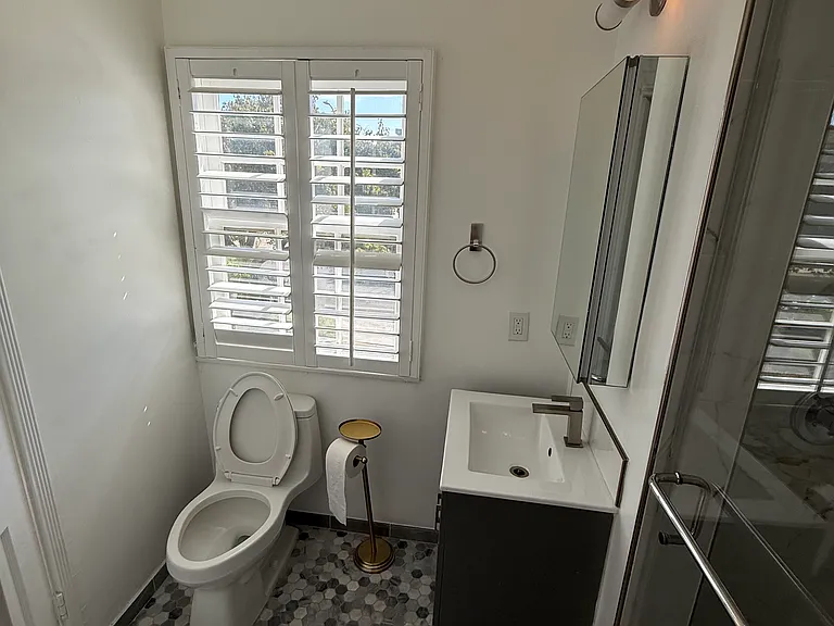1508 Kelton Ave — Photo 8