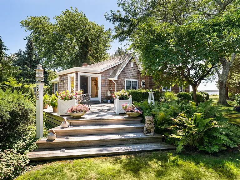 529 Peconic Bay Blvd — Photo 33
