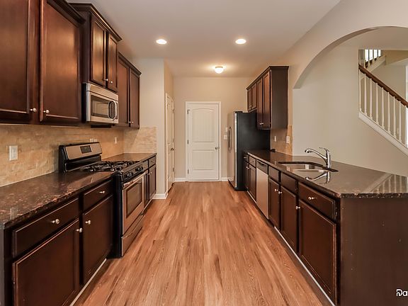 4th image of 1138 Paramount Dr