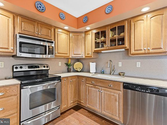 3rd image of 207 W Neversink Rd