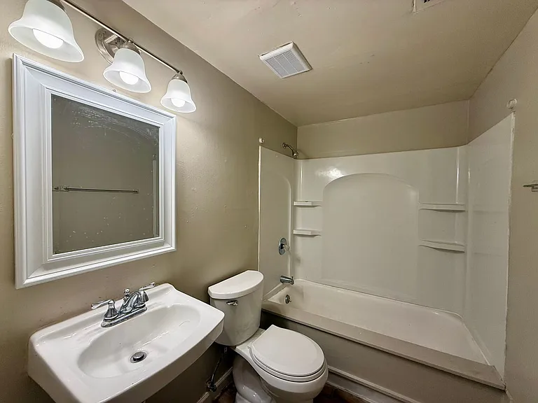 2424 W Savannah St — Photo 13
