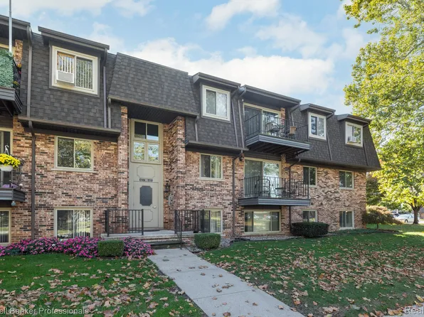 425 Riviera Dr, Saint Clair Shores, MI 48080