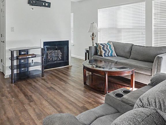 4th image of 1010 Charles St.