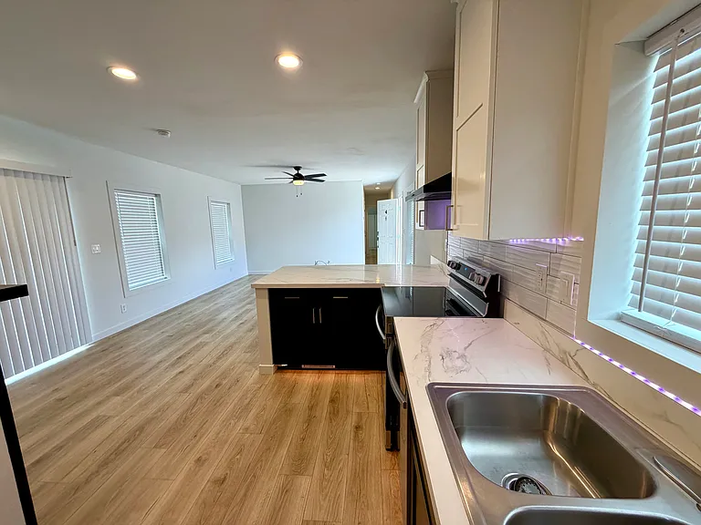 317 W 8th St #25 — Photo 23