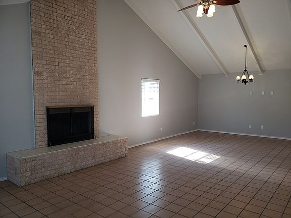 3rd image of 1031 Pine Ave