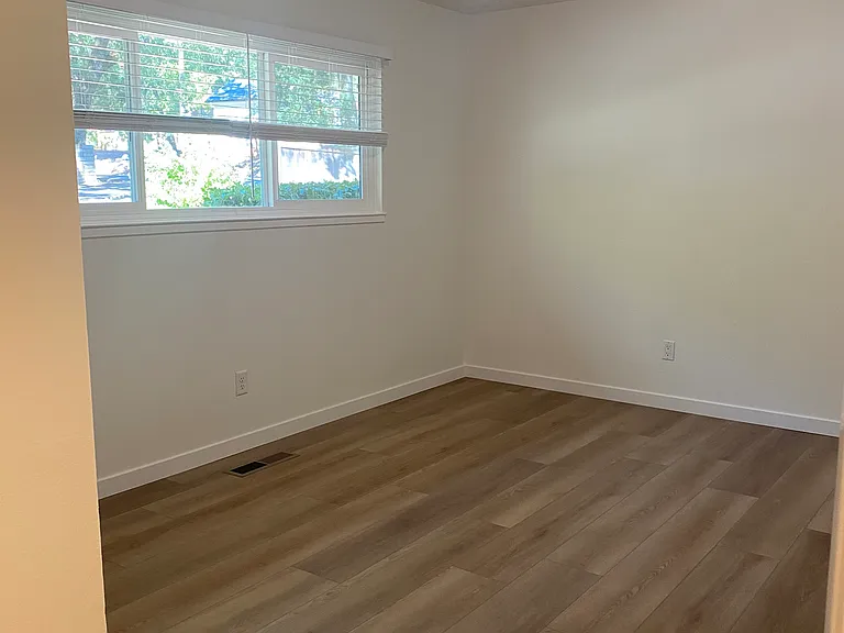 1002 Creekside Ct — Photo 5