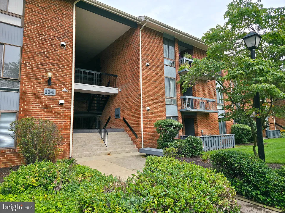 114 Van Buren Rd #4