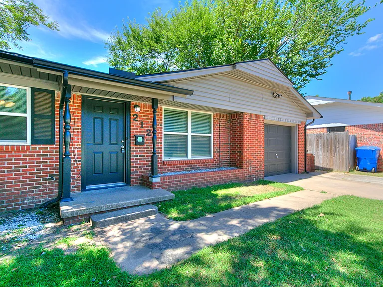 212 S Mercedes Dr — Photo 2