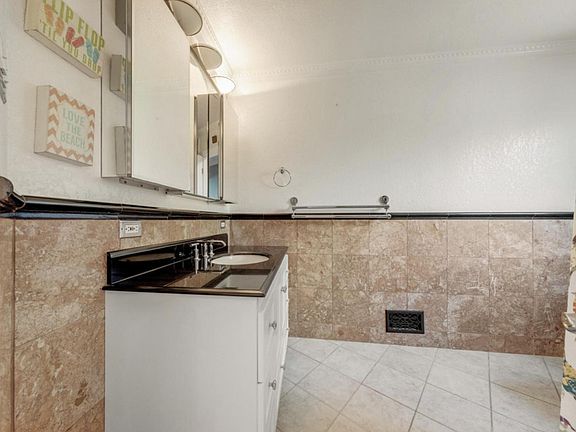 5th image of 12501 Woodside Dr