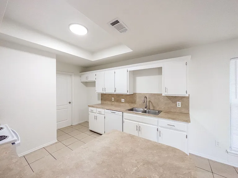 429 E El Paso St — Photo 6