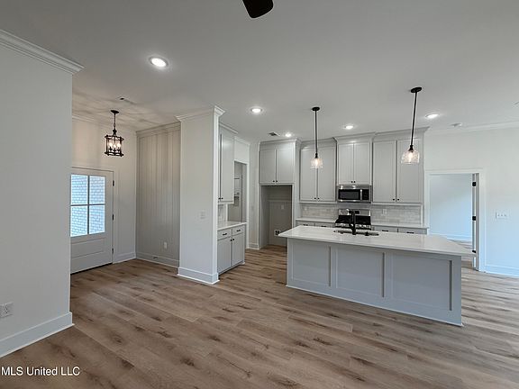 5th image of 204 Anderson Oaks Dr