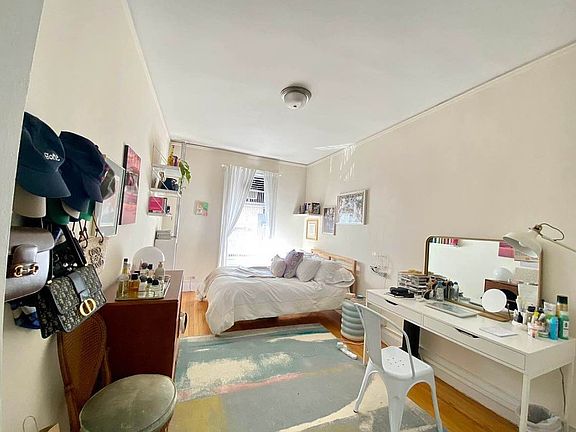 4th image of 251 W 81st St #2R