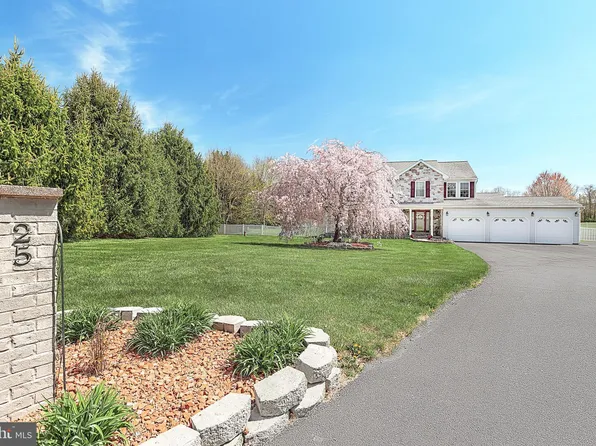 25 Creek View Dr, Littlestown, PA 17340
