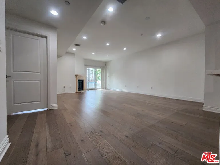 147 S Doheny Dr — Photo 10