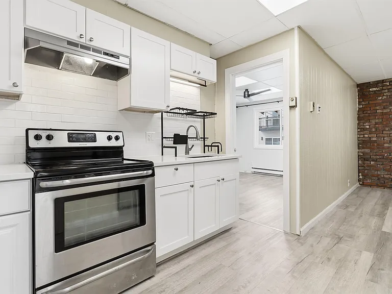 80 E 24th St — Photo 3
