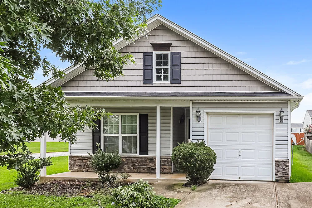 3 bed, 2.0 bath, 1288 sqft, $1,635 — Photo 1